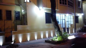 Fachada da propriedade à noite