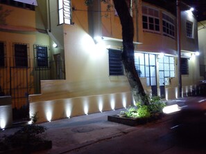 Fachada de la propiedad por la tarde o noche