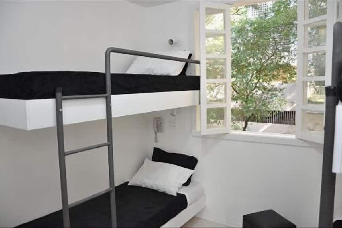 Dormitorio compartido (4 Beds) | Caja fuerte, cortinas opacas, tabla de planchar con plancha
