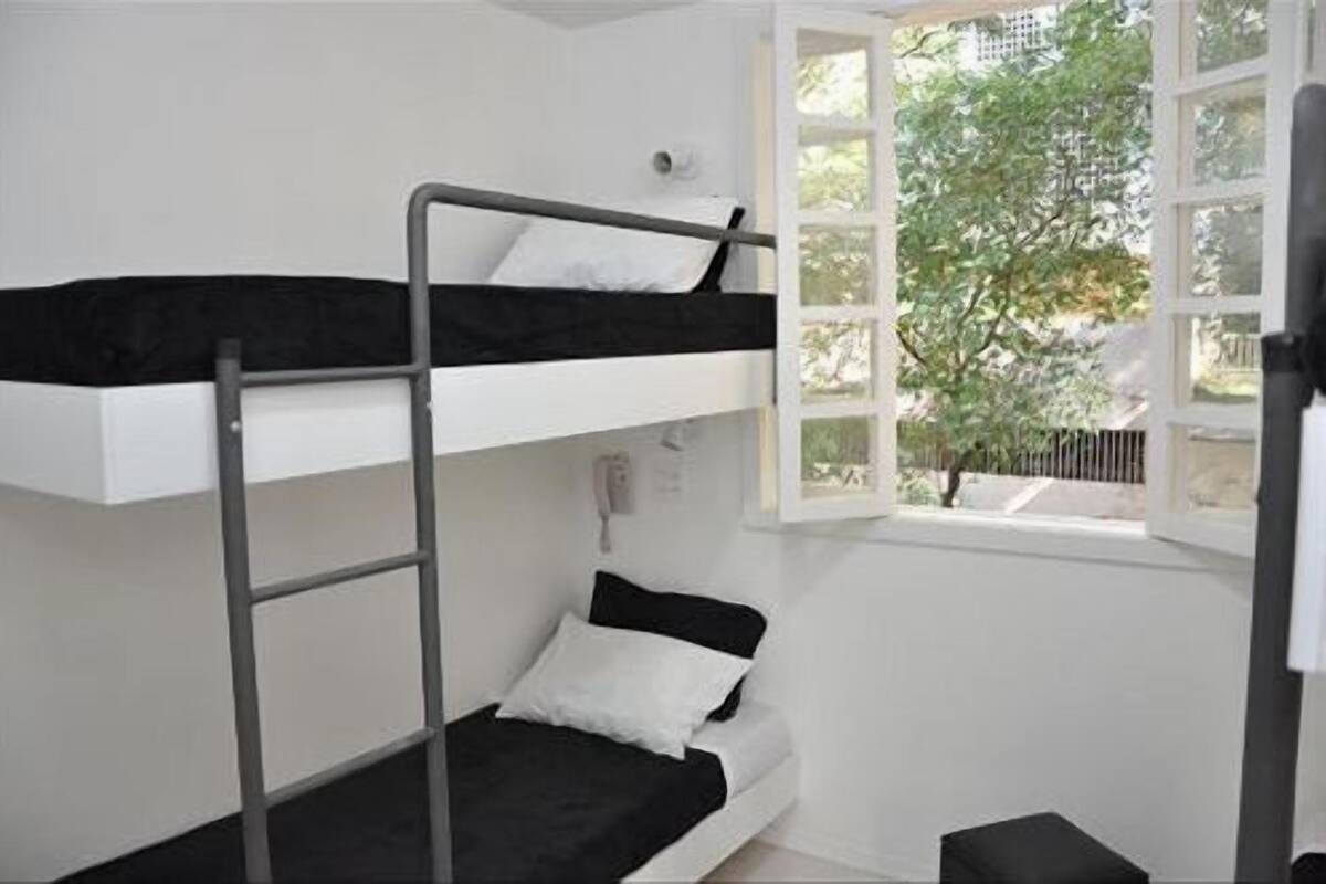 Dormitorio compartido (4 Beds) | Caja de seguridad en la habitación y cortinas blackout