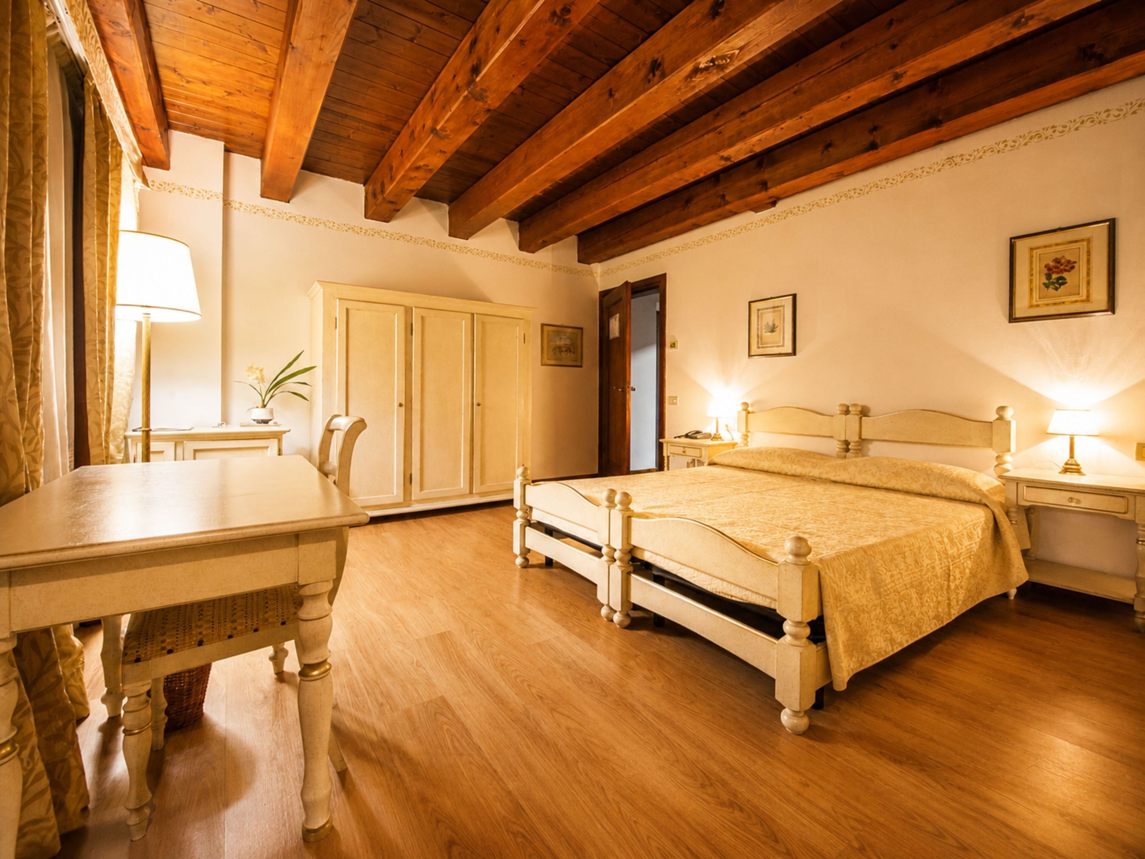 Classic-Zimmer, Annex | Hochwertige Bettwaren, Daunenbettdecken, Select-Comfort-Betten