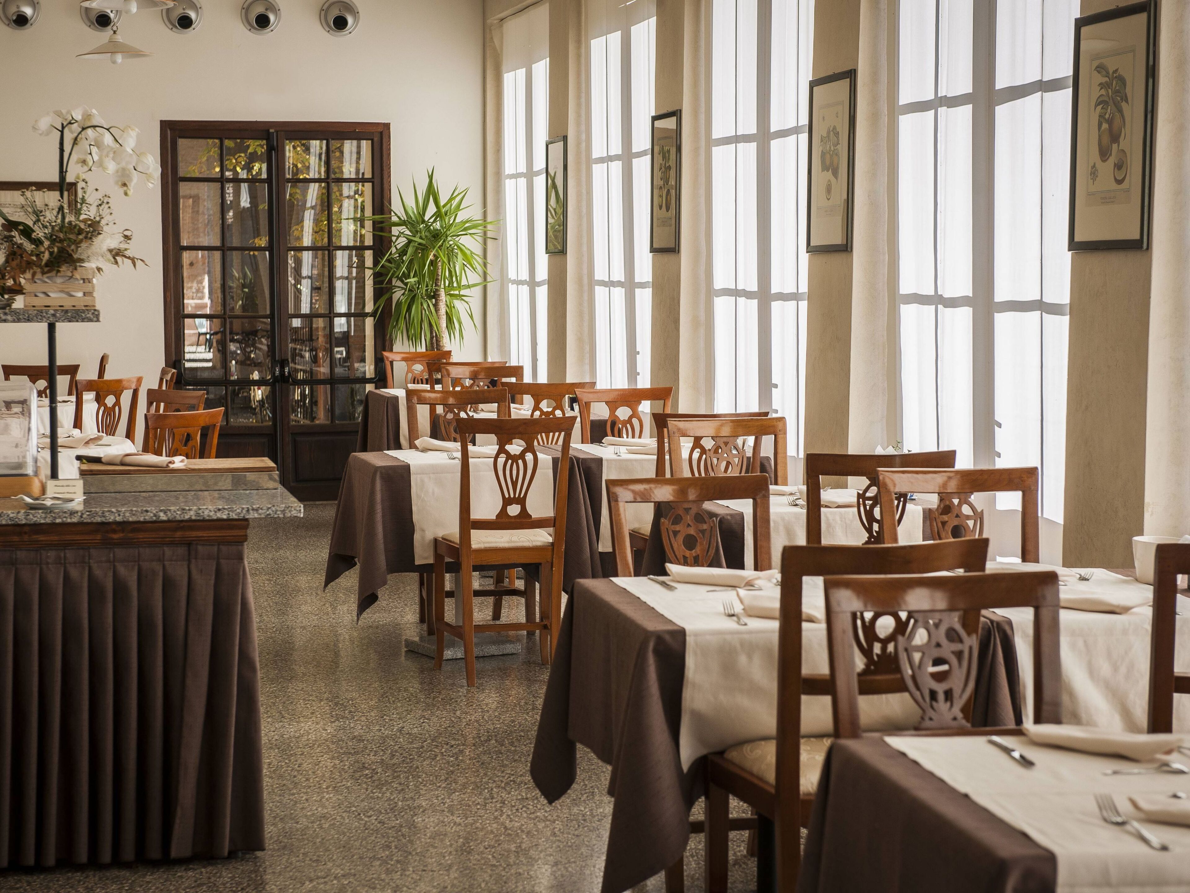 Petit déjeuner et dîner servis sur place
