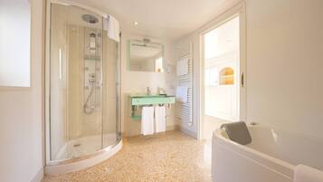 Regina Corner Suite - Main Building | Bathroom | Free toiletries, hair dryer, towels, soap