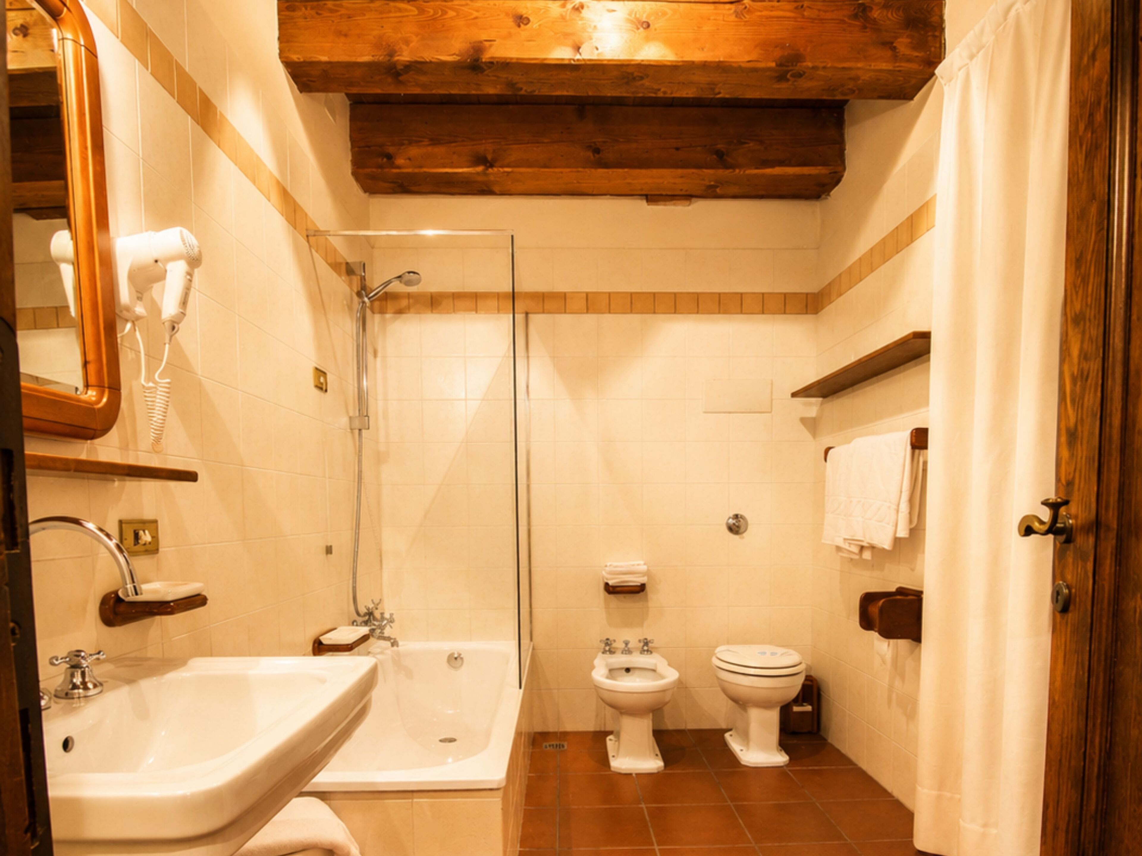 Classic-Zimmer, Annex | Badezimmer | Kostenlose Toilettenartikel, Haartrockner, Handtücher, Seife