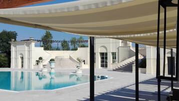 Una piscina al aire libre de temporada, cabañas de piscina gratuitas