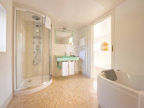 Regina Corner Suite - Main Building | Bathroom | Free toiletries, hair dryer, towels, soap - Hotel Villa Cornér della Regina (Vedelago)