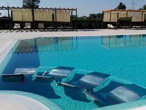 Seasonal outdoor pool, open 10:00 AM to 7:00 PM, free cabanas - Hotel Villa Cornér della Regina (Vedelago)