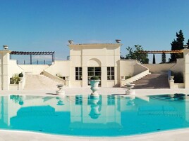 Una piscina al aire libre de temporada, camas de piscina gratis