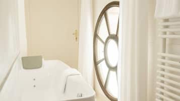 Junior Suite with Hot Tub - Main Building | Private spa tub