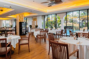 Petit déjeuner, déjeuner et dîner servis sur place, vue sur la piscine