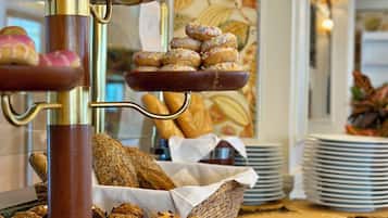 Desayuno buffet diario (EUR 18 por persona)