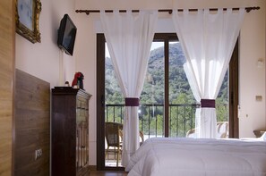 Deluxe Room, Terrace, Mountain View | 1 bedroom, in-room safe, soundproofing, free WiFi