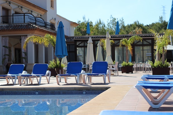 Piscina externa, guarda-sóis, espreguiçadeiras