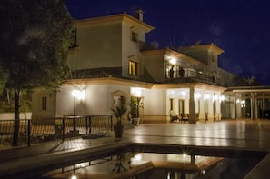 Fachada da propriedade à noite