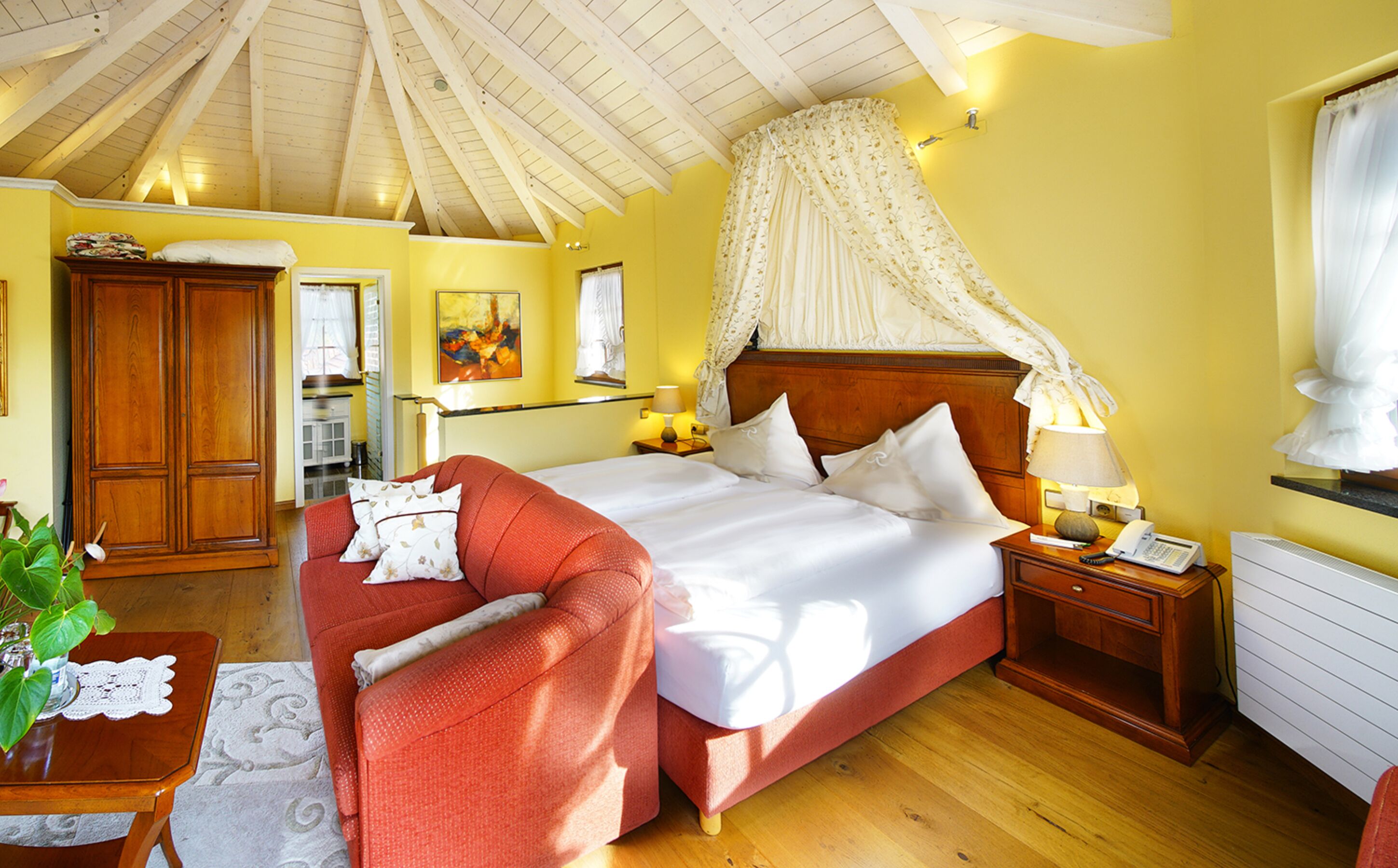 Honeymoon Suite | Premium bedding, down duvets, Tempur-Pedic beds, minibar