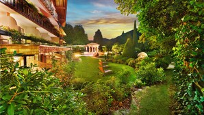 A hotel with a lush garden, a gazebo, and a well-maintained lawn. - Hotel-Restaurant Rebstock (Durbach)