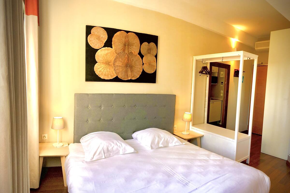 Studio, 1 Double Bed | Select Comfort beds, desk, blackout curtains, soundproofing