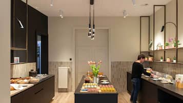 Desayuno buffet diario (EUR 15 por persona)
