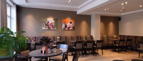 Lobby-lounge