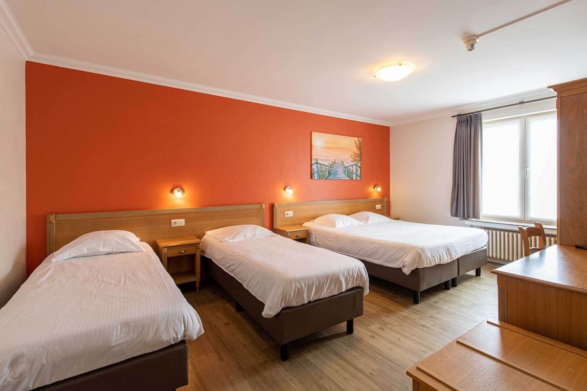 Quadruple Room, 1 Bedroom | Gebar bulu kapas, meja, katil bayi/kot (surcaj), Wi-fi percuma 