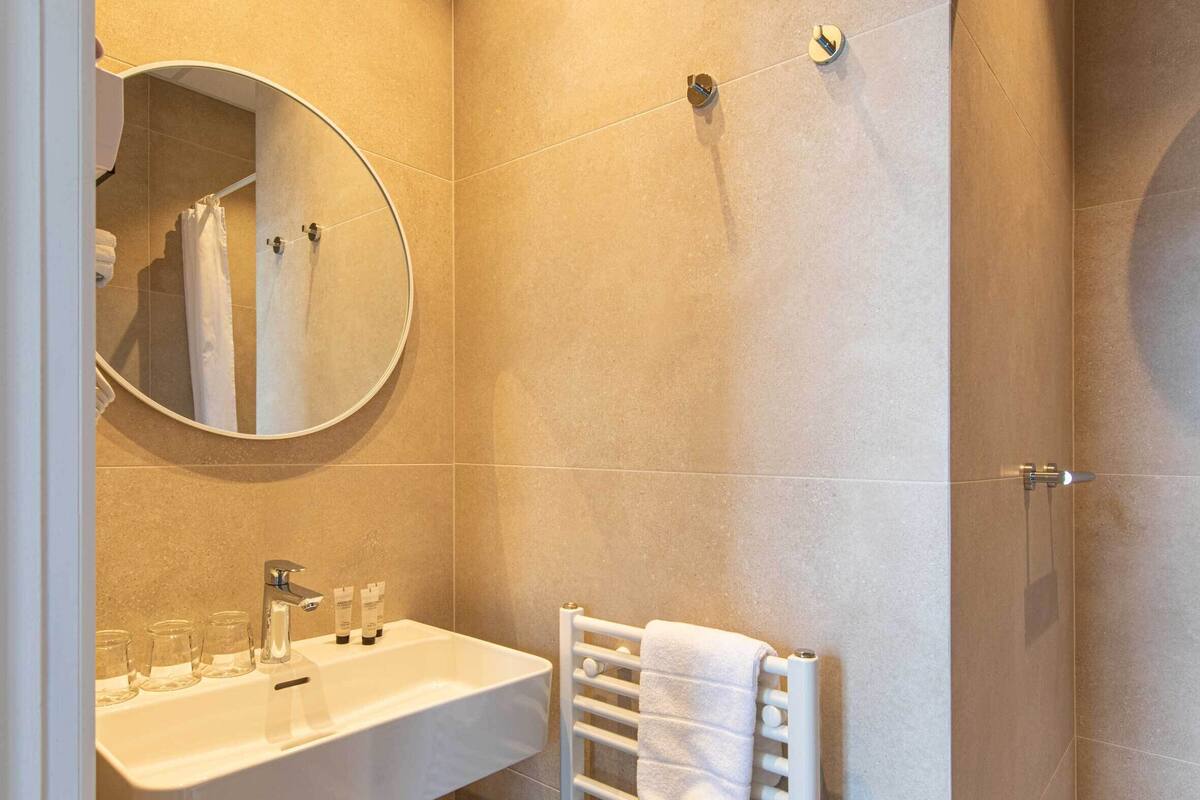 down duvets, desk, cots/infant beds, free wifi