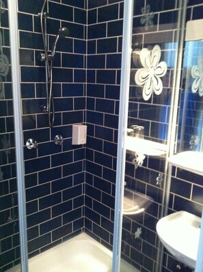 Shower, hair dryer, towels - Hotel Alte Poststation (Overath)