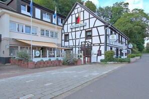 A traditional half-timbered building with a sign for 'Hotel Restaurant'.