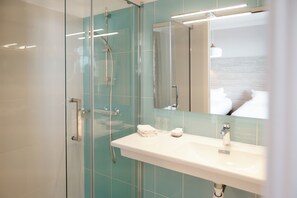 Quarto duplo conforto, 2 camas de solteiro, para não fumantes | Banheiro | Chuveiro, ducha de hidromassagem, produtos de toalete biodegradáveis 
