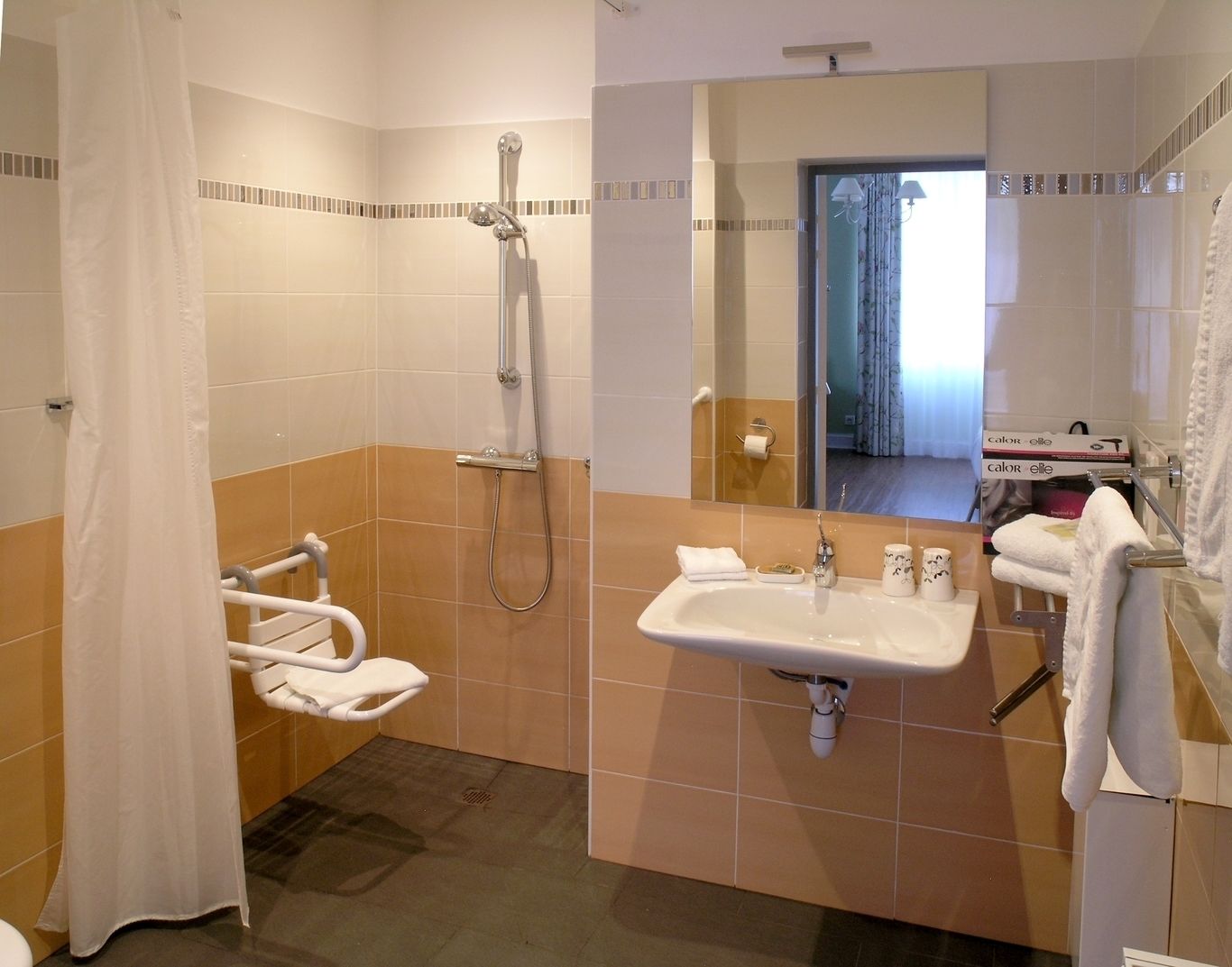 comfort twin room, 2 single beds, non smoking | bathroom | shower, hydromassage showerhead, eco-friendly toiletries, hair dryer
