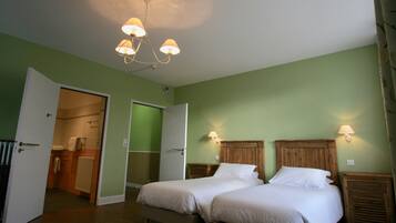 Comfort Twin Room, 2 Single Beds, Non Smoking | Egyptian cotton sheets, premium bedding, desk, laptop workspace