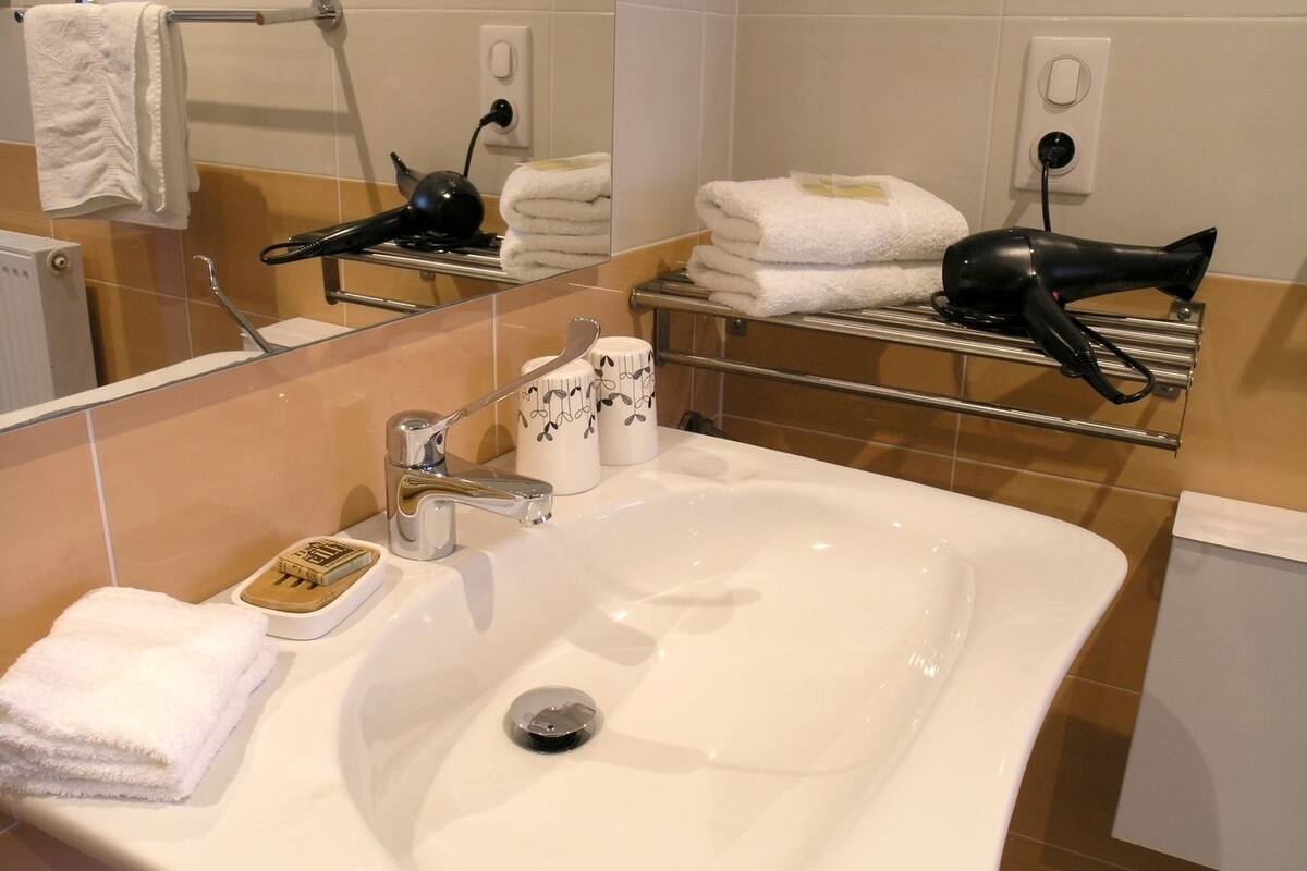 comfort twin room, 2 single beds, non smoking | egyptian cotton sheets, premium bedding, desk, laptop workspace