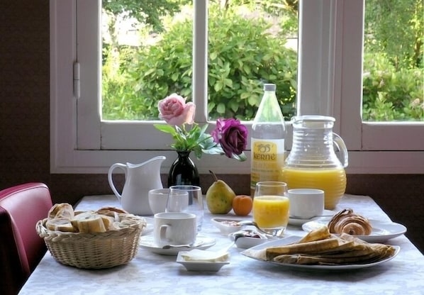 Petit déjeuner buffet (12 EUR par personne)