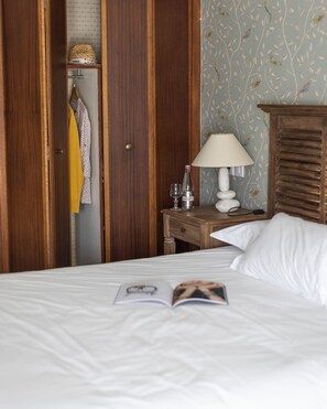 Habitació doble Comfort, 1 llit doble, bany privat, vistes al jardí | Llençols de cotó egipci, roba de llit d'alta qualitat i escriptori