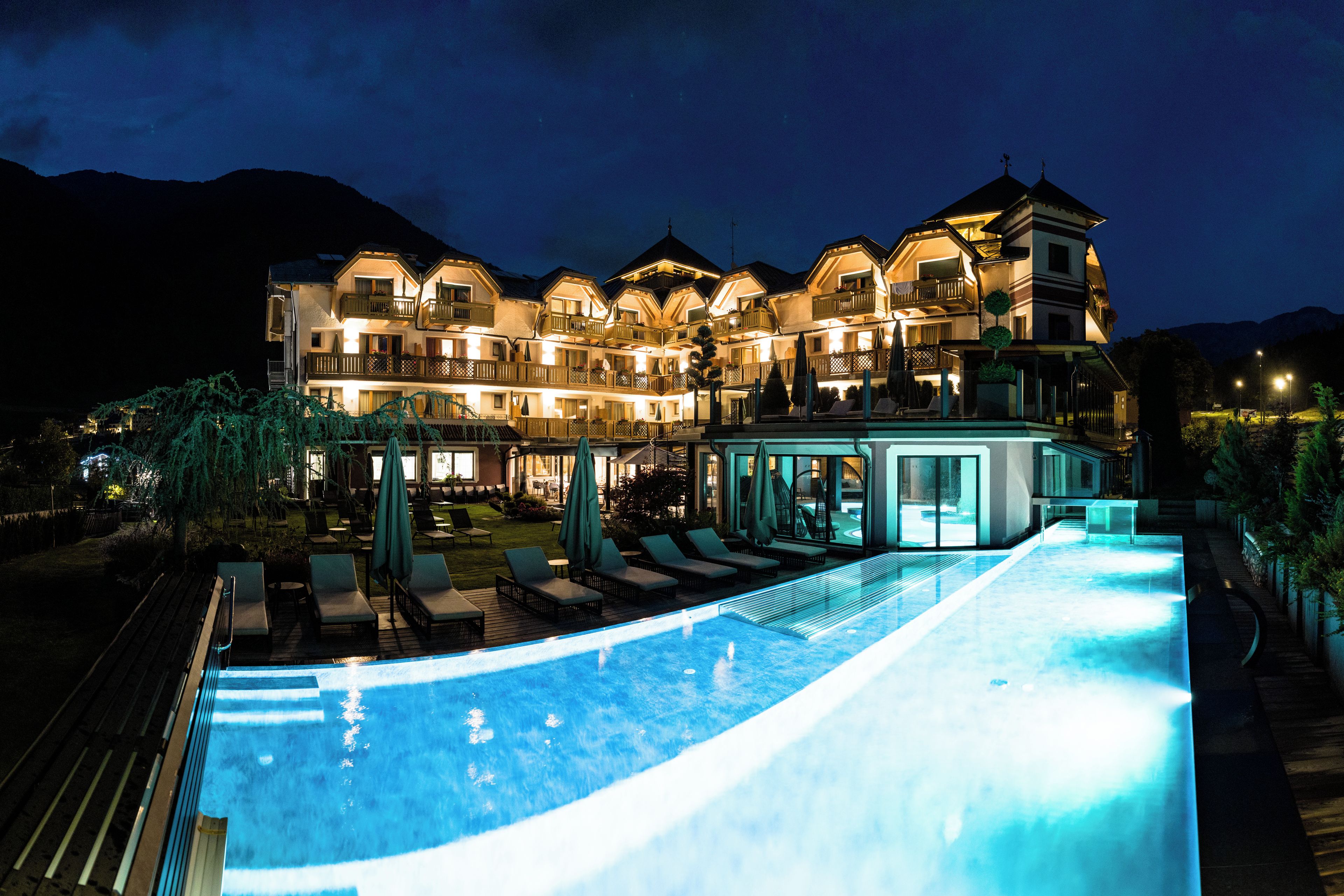 Un grande hotel con numerosi balconi e una piscina.