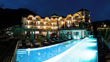 Un grande hotel con numerosi balconi e una piscina.
