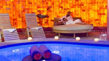 Salas de tratamiento para parejas, un sauna, una bañera de hidromasaje