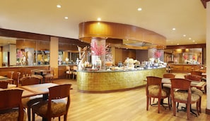 Petit déjeuner buffet (100000 IDR par personne)