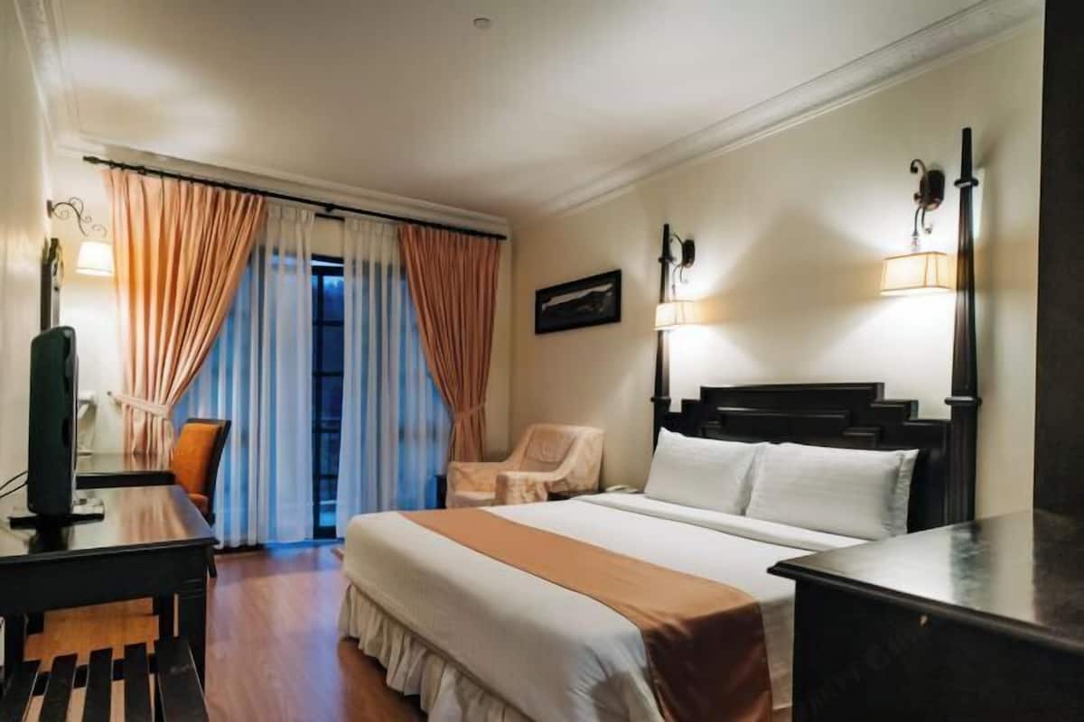 Premium bedding, minibar, in-room safe, desk