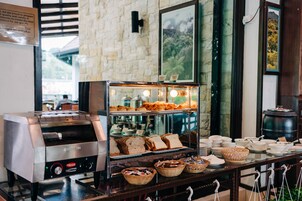 Daily full breakfast (MYR 37 per person)