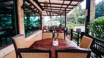 Daily full breakfast (MYR 37 per person)