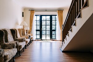 Penthouse, Balcony, Golf View (Suite) - Bathtub | Living area | 32-inch LCD TV with satellite channels, TV