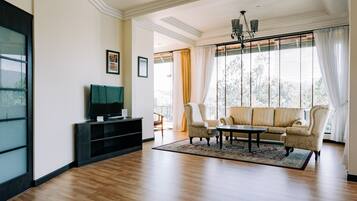 Penthouse, Balcony, Golf View (Suite) - Bathtub | Living area | 32-inch LCD TV with satellite channels, TV