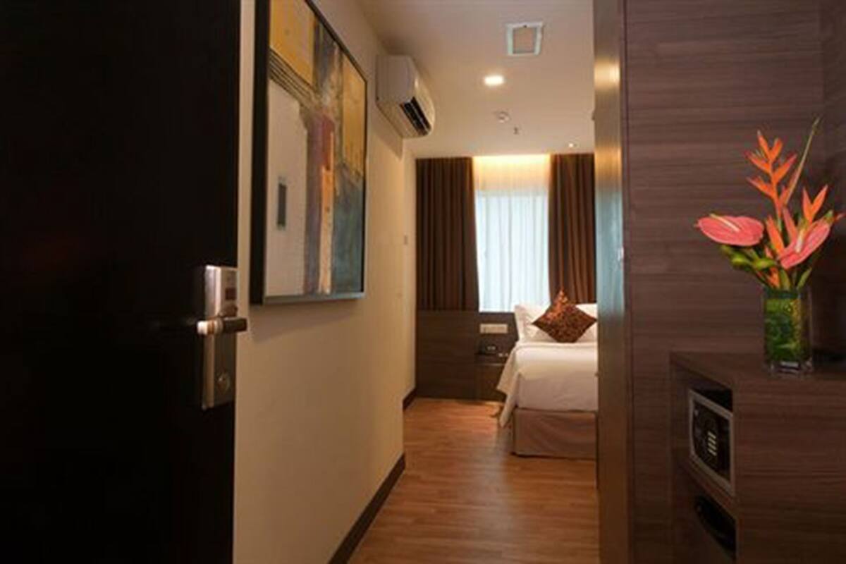 Standard Single Room, 1 Twin Bed | Minibar, in-room safe, individually decorated, desk