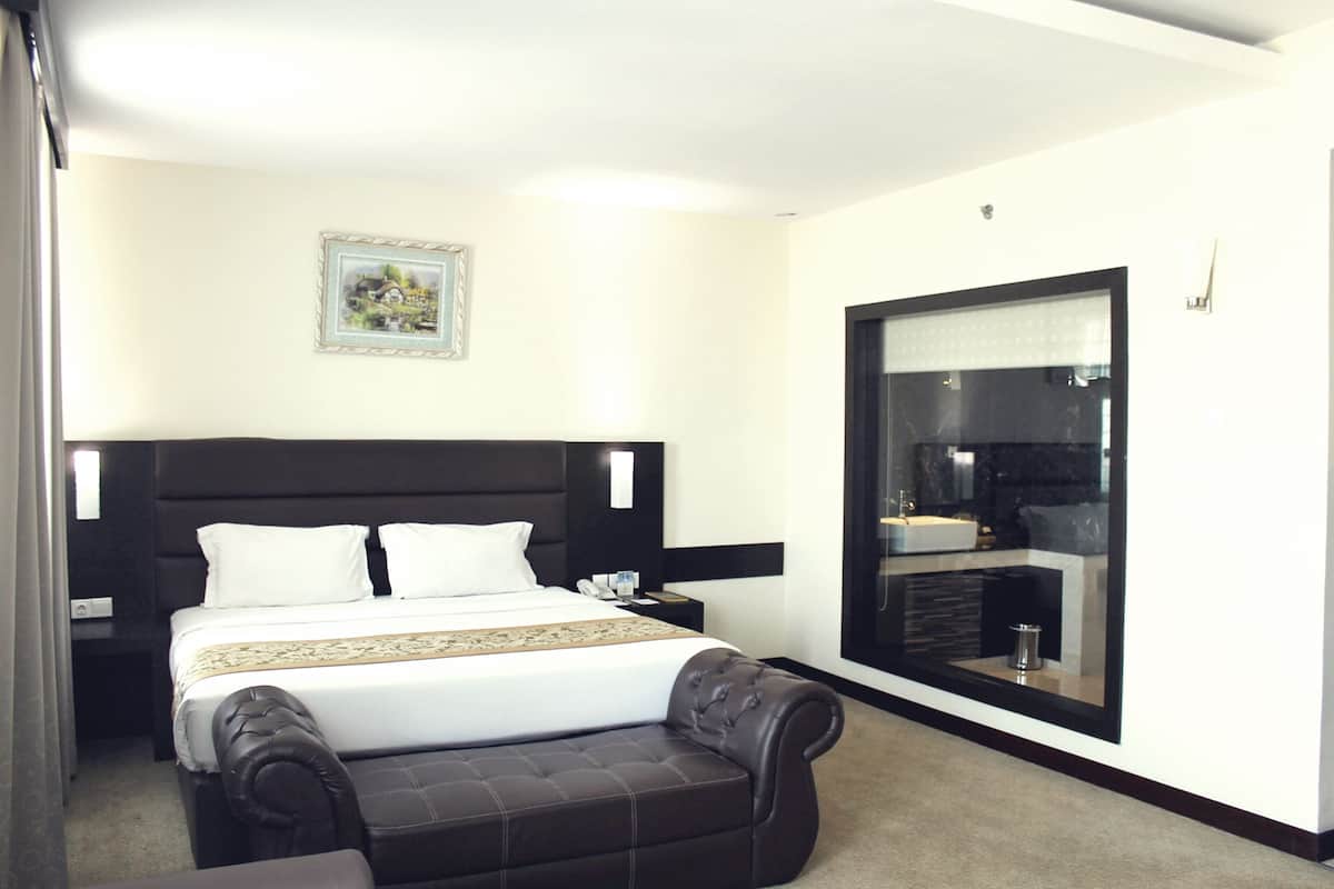 BBC Premier | 1 bedroom, in-room safe, free WiFi