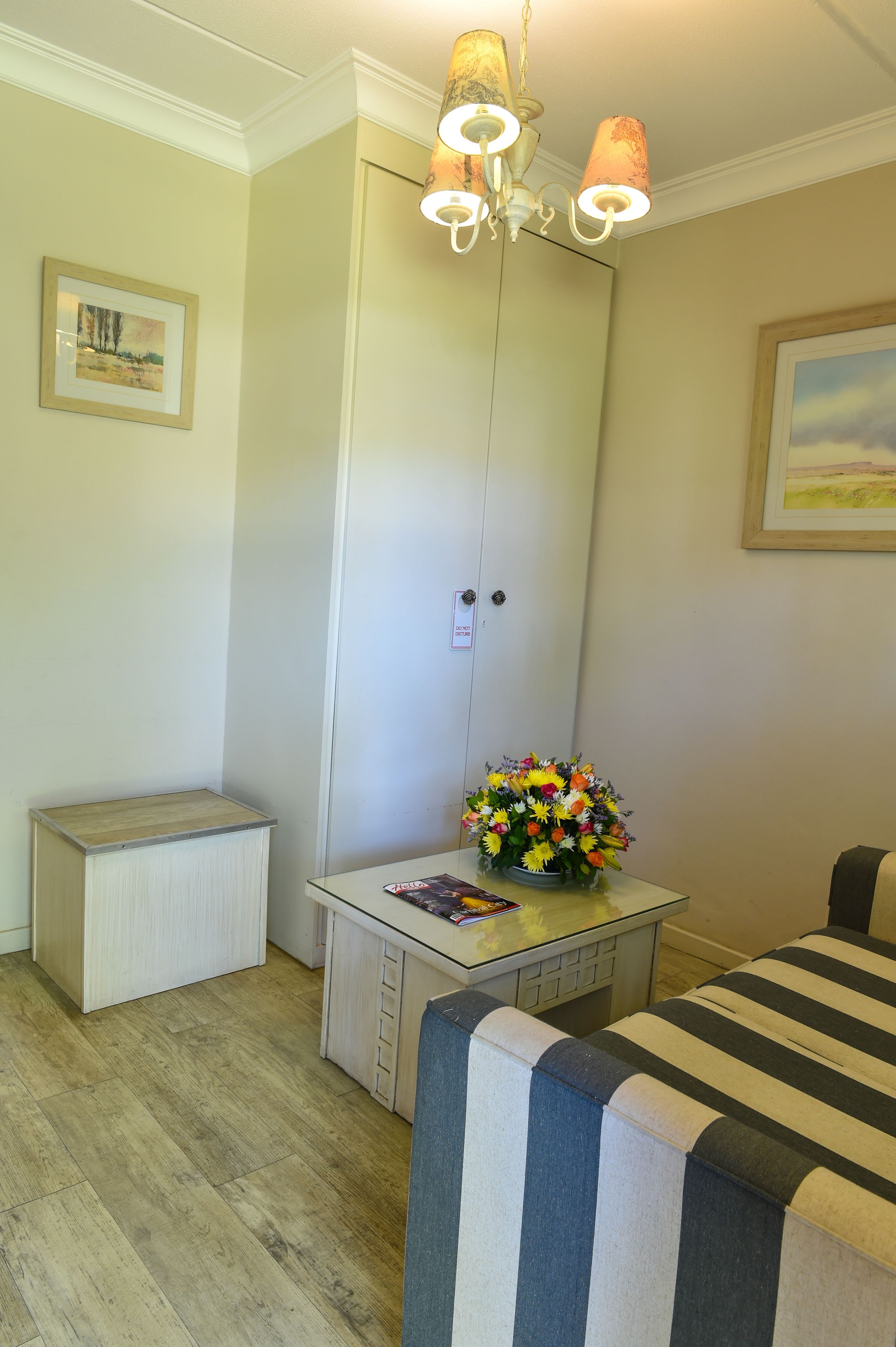 deluxe room | living area | 32-inch flat-screen tv with satellite channels, tv