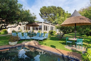 Piscine extérieure, parasols, chaises longues