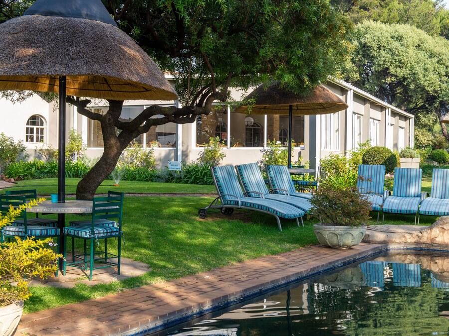 Piscina externa, guarda-sóis, espreguiçadeiras