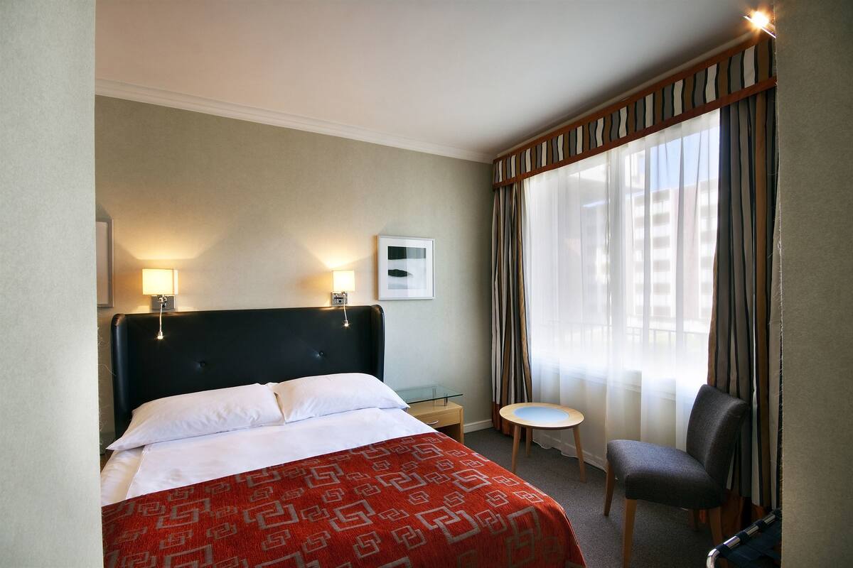高級公寓 (Golden Prague Residence) | 房內夾萬、書桌、遮光窗簾/窗簾、熨斗/熨衫板
