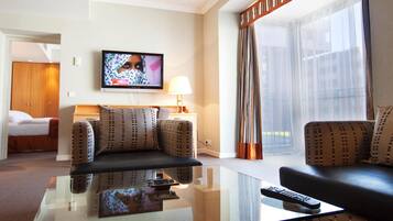 Deluxe appartement (Golden Prague Residence) | Woonruimte | Lcd-televisie en een dvd-speler