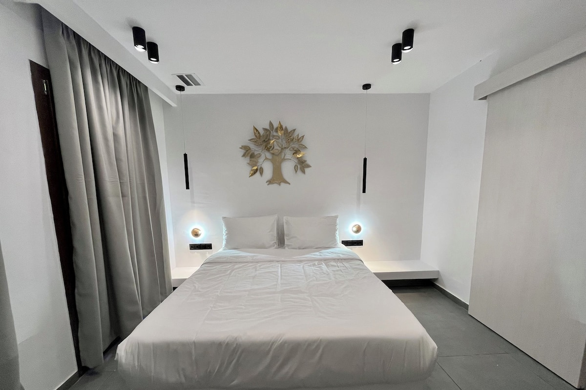 1 bedroom, Egyptian cotton sheets, premium bedding, down duvets